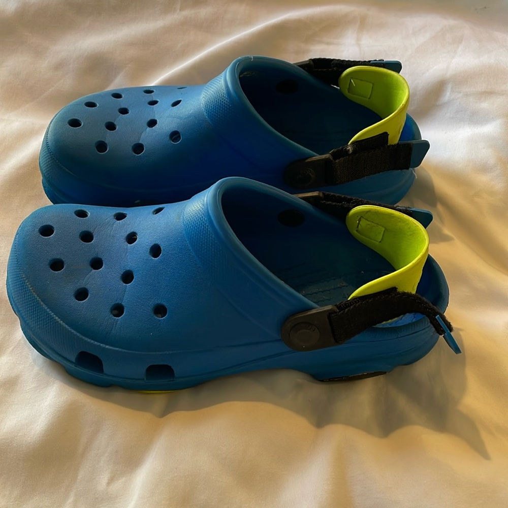 Crocs Kids with adjustable back strap - Size 5